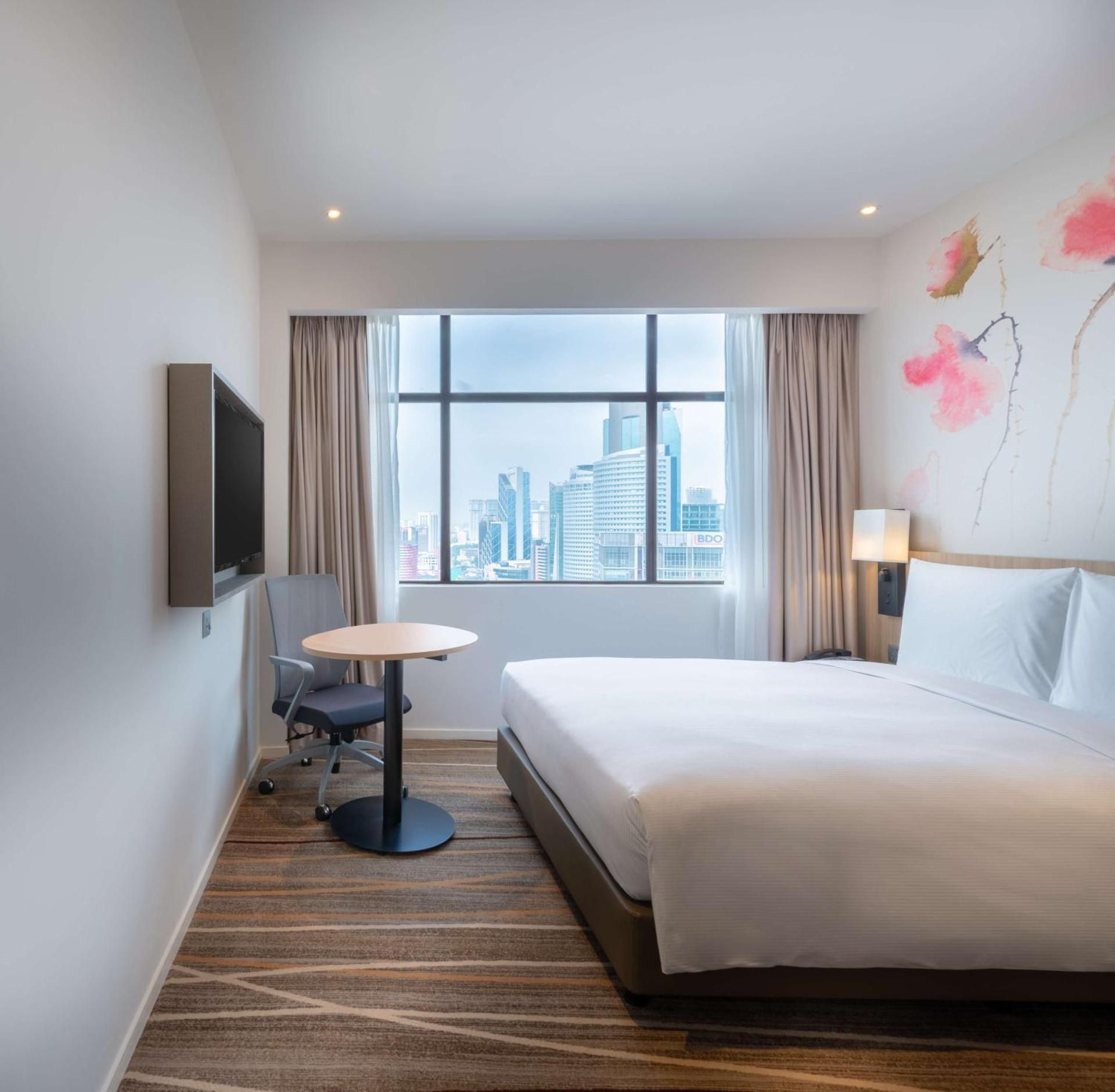 2 Bedroom Family Room W/ Kl Tower View