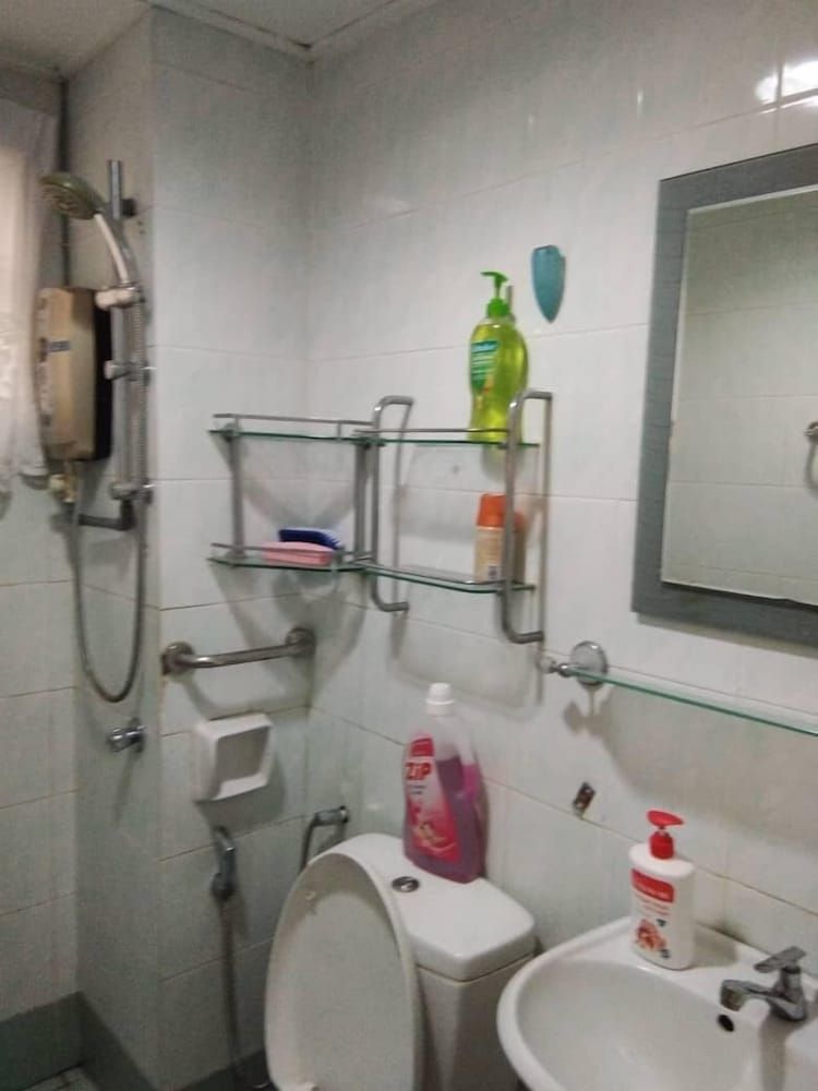 Aini's Guest House In Vista Amani Condo Comfort Condo, 4 Bedrooms, Pool View 9