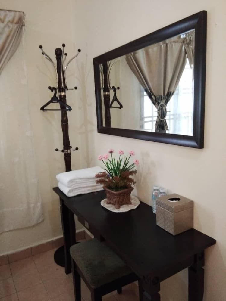 Aini's Guest House In Vista Amani Condo Comfort Condo, 4 Bedrooms, Pool View 5