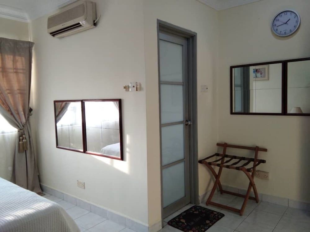 Aini's Guest House In Vista Amani Condo Comfort Condo, 4 Bedrooms, Pool View 2