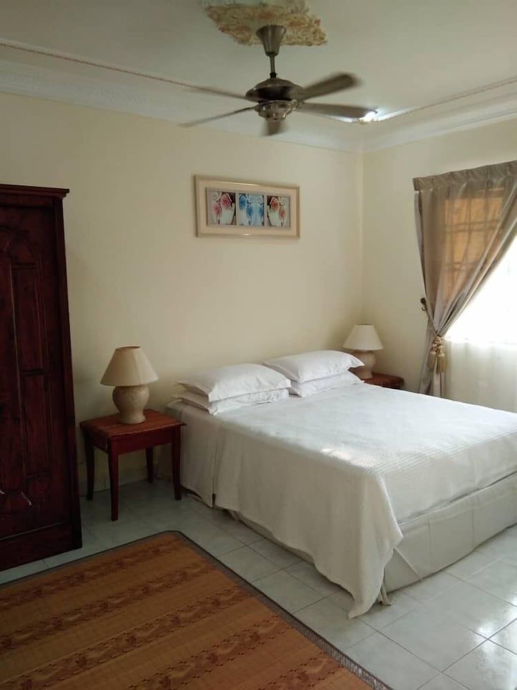 Aini's Guest House In Vista Amani Condo Comfort Condo, 4 Bedrooms, Pool View 6