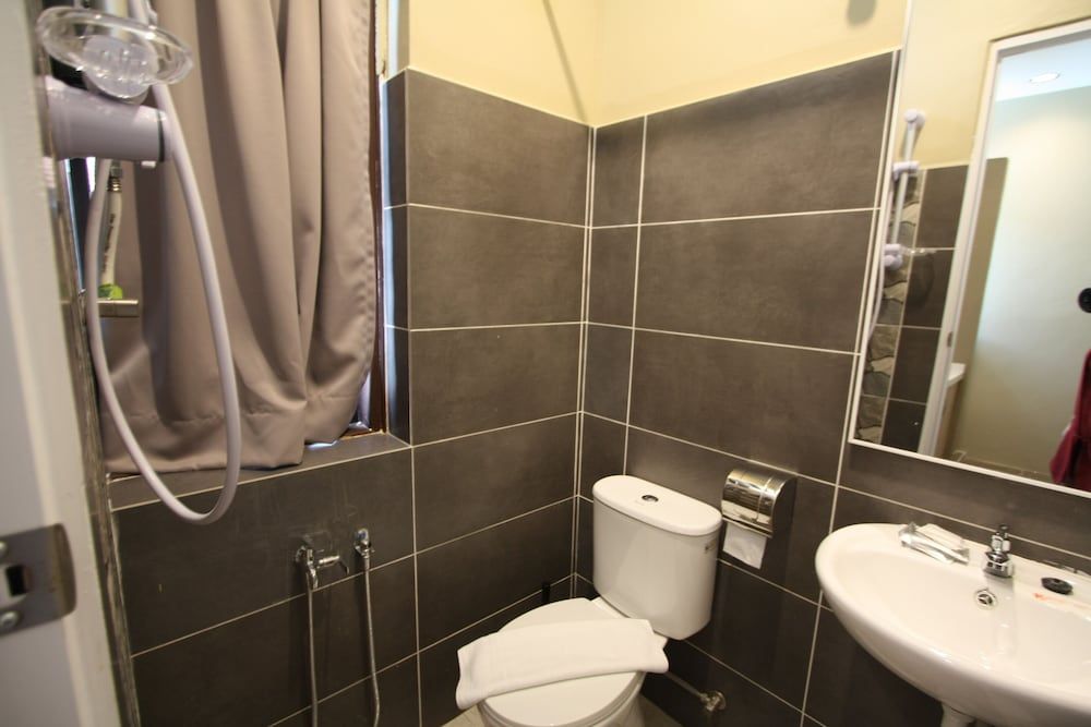 Shamrock Greenhill Standard Quadruple Room 4