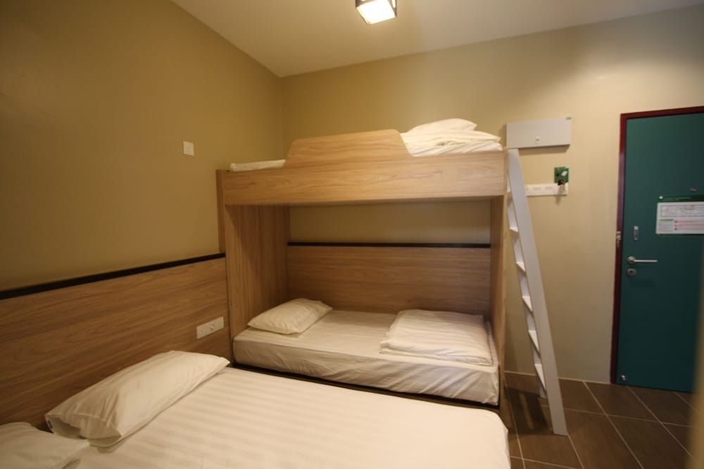 Shamrock Greenhill Standard Quadruple Room 2