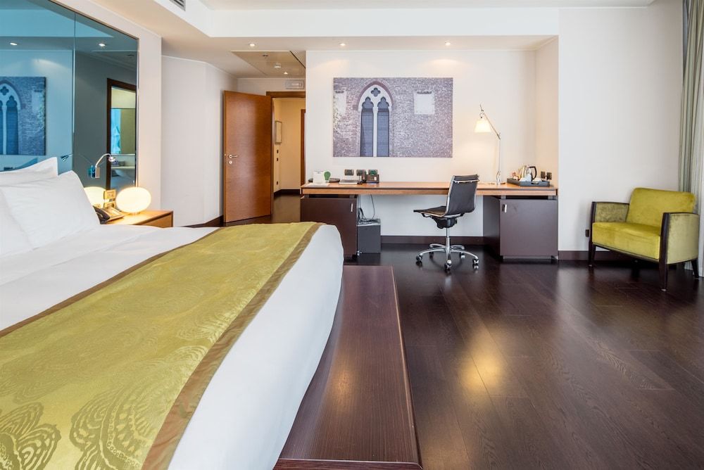 Suite, 1 King Bed, Connecting Rooms