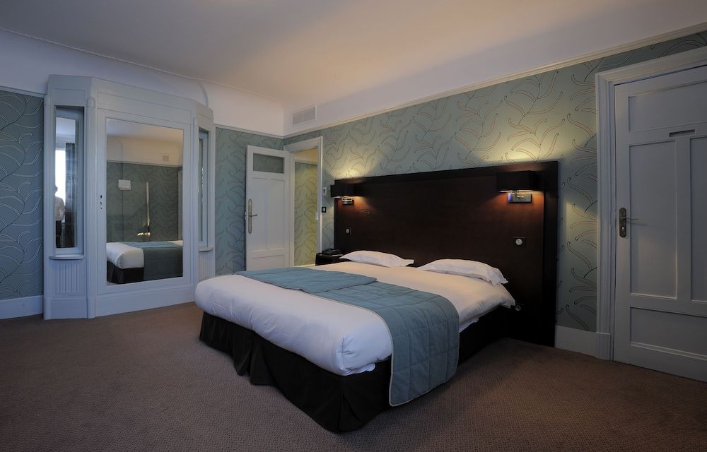 Le Grand Hotel Tours Triple Room 2