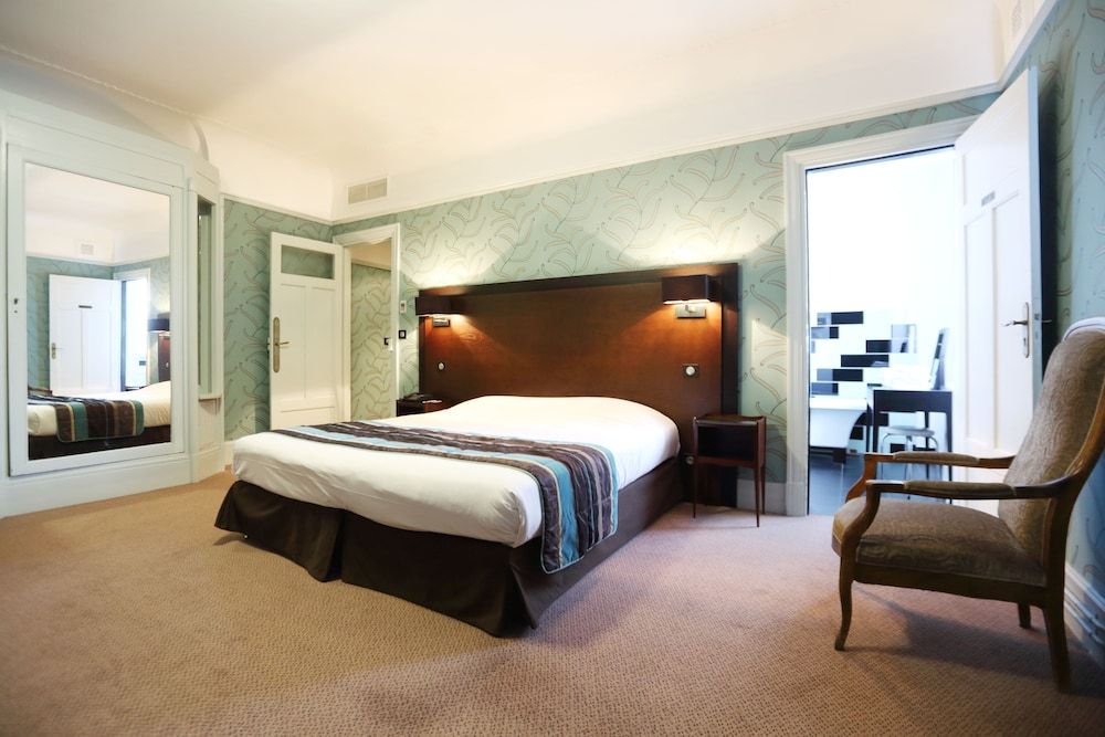 Le Grand Hotel Tours Triple Room 7