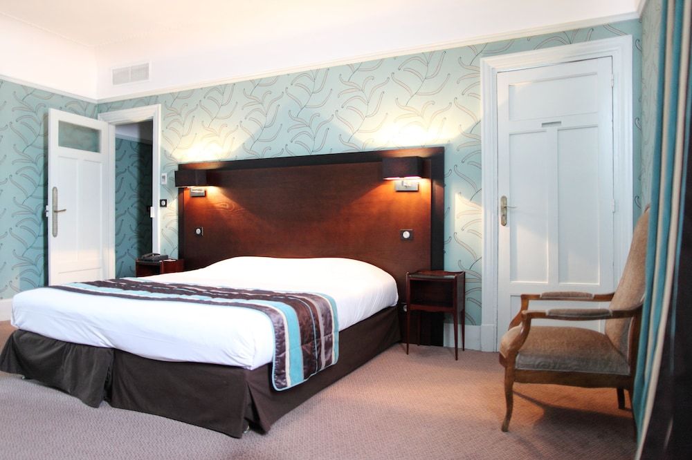 Le Grand Hotel Tours Triple Room 6