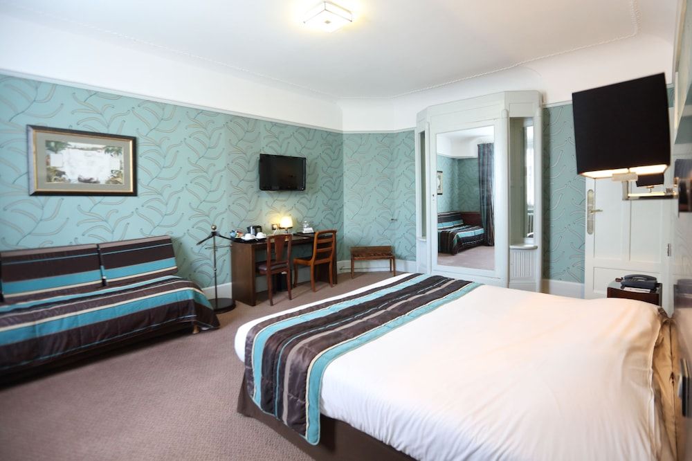 Le Grand Hotel Tours Triple Room 4