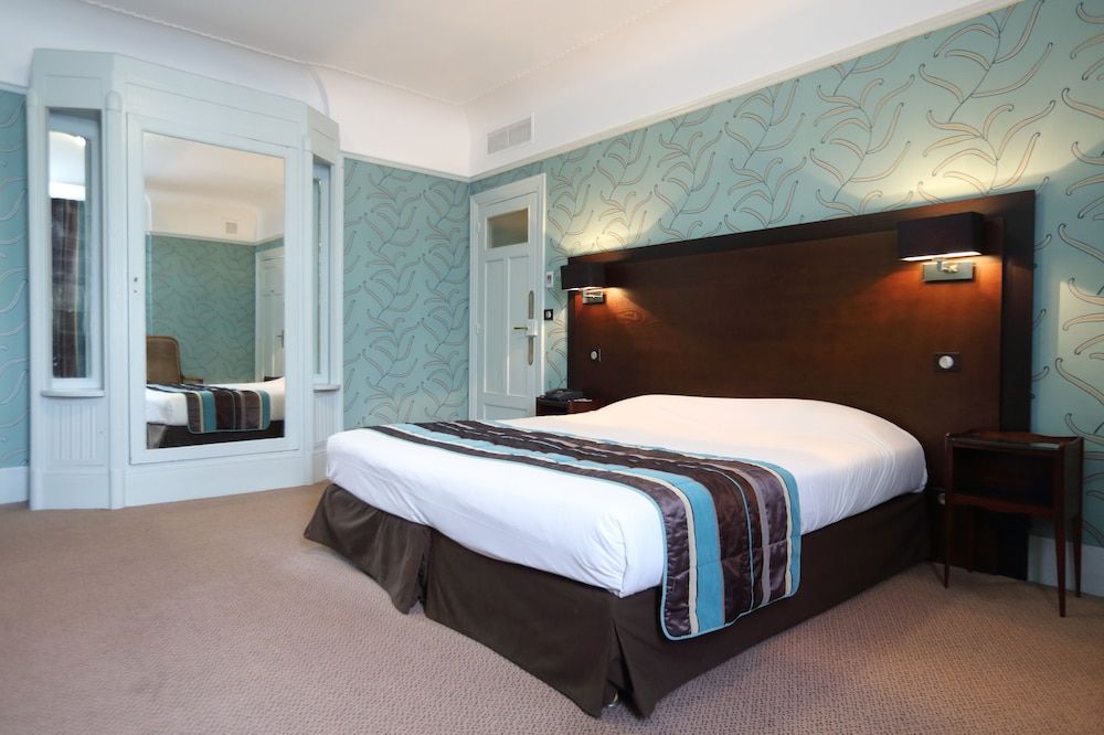 Le Grand Hotel Tours Triple Room 5