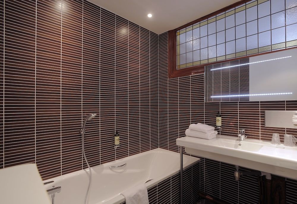 Le Grand Hotel Tours Triple Room 9