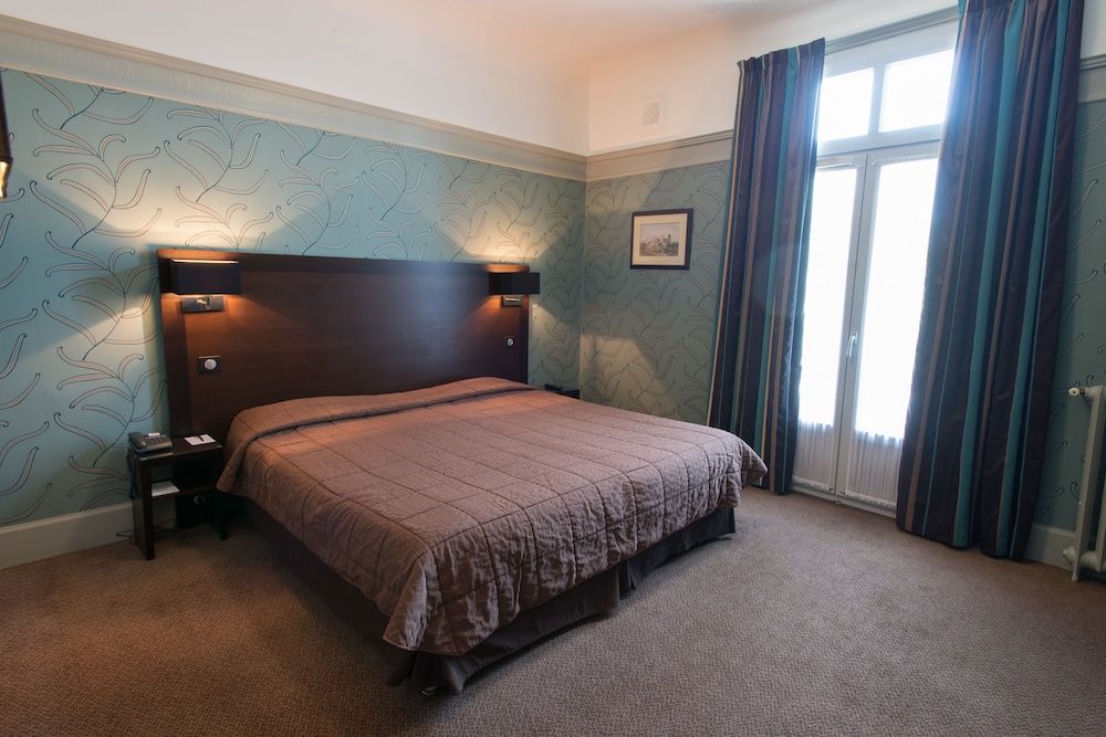 Le Grand Hotel Tours Triple Room 3