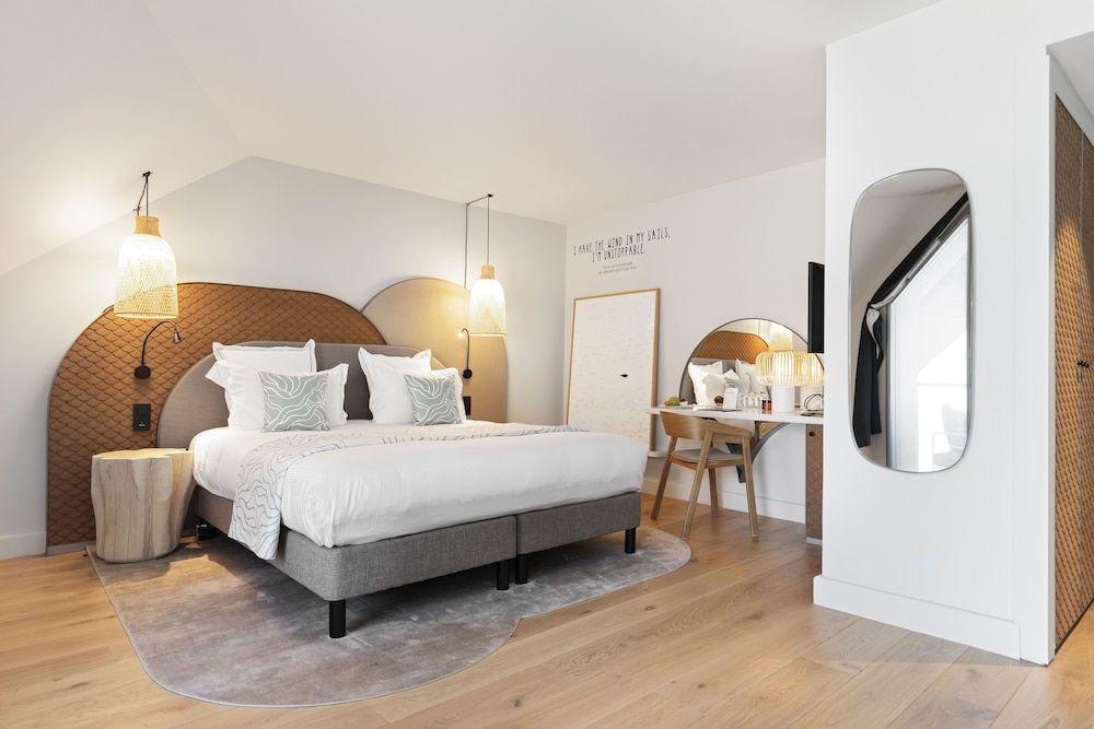 Suite, 1 Queen Bed with Sofa bed, Lake View