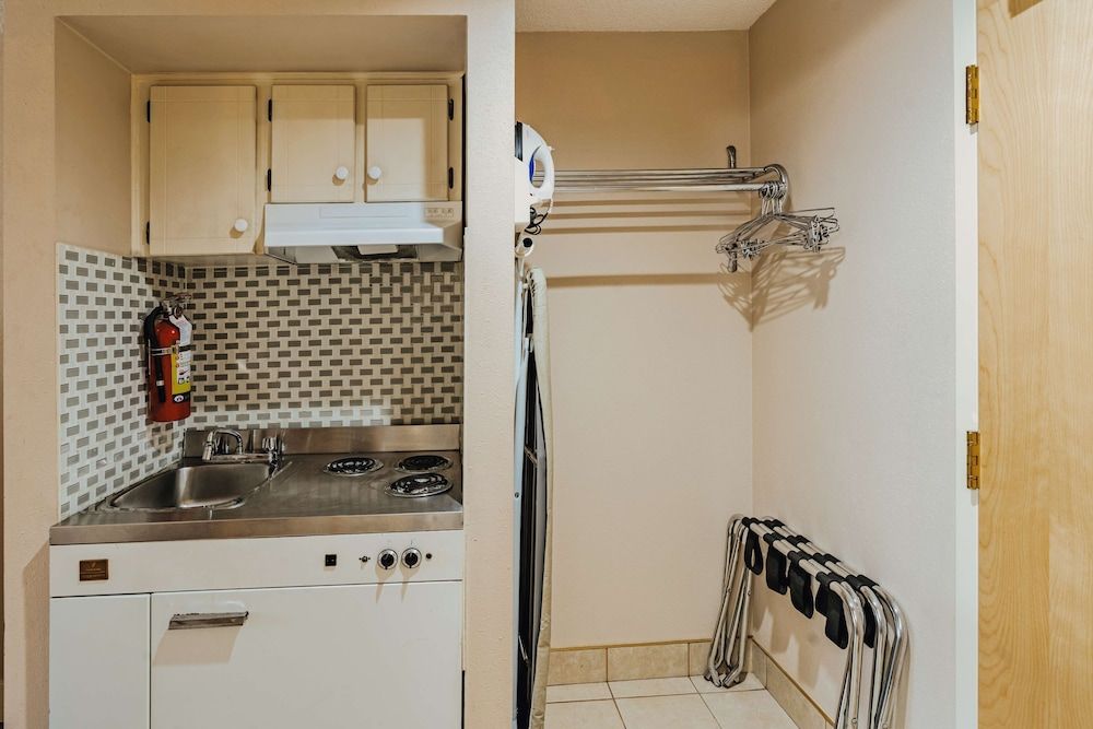 SureStay Plus by Best Western Coquitlam Suite, 2 Queen Beds, Non Smoking, Kitchenette 3