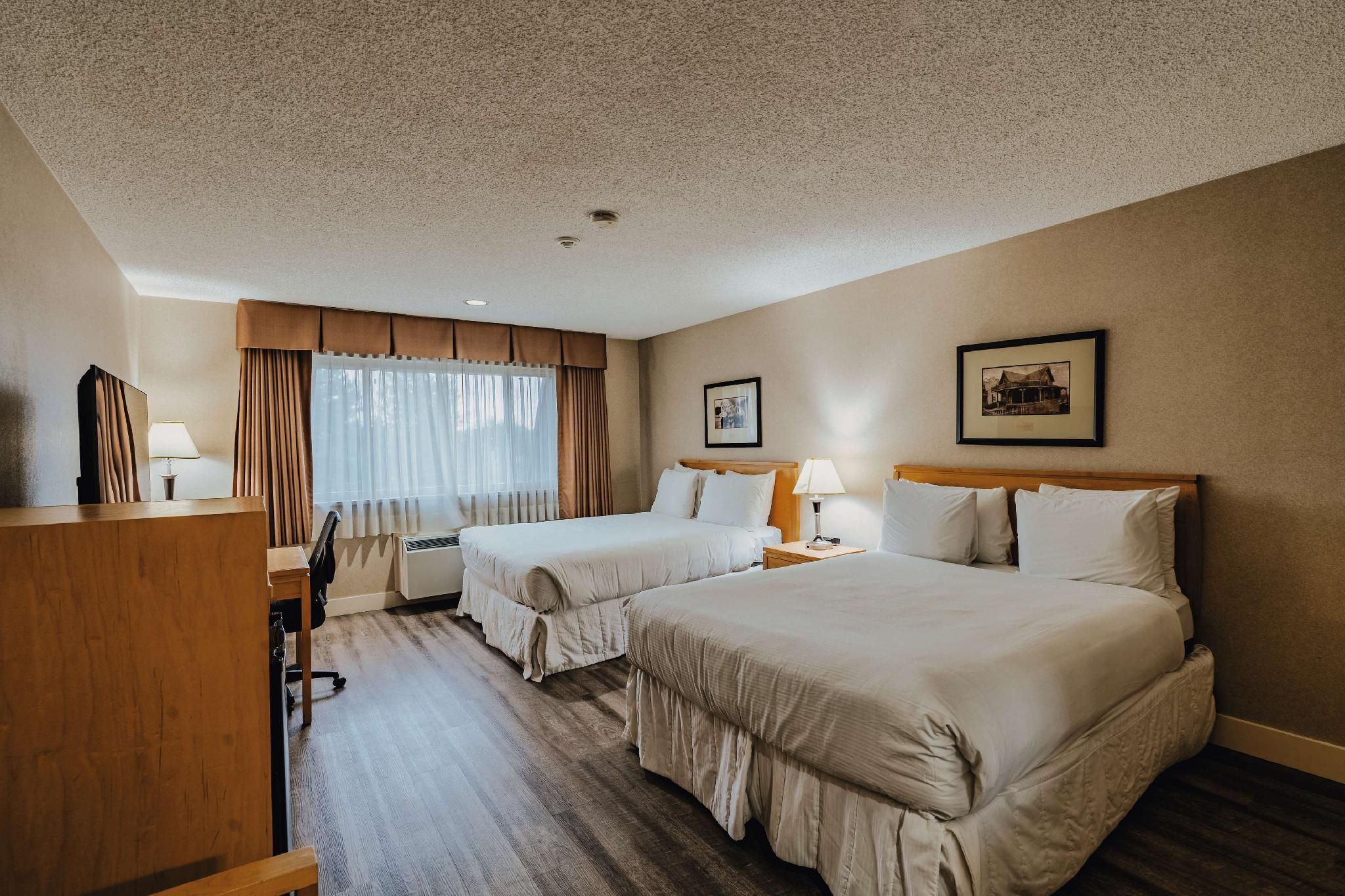 2 Queen Beds, Nonsmoking, Chair With Ottoman