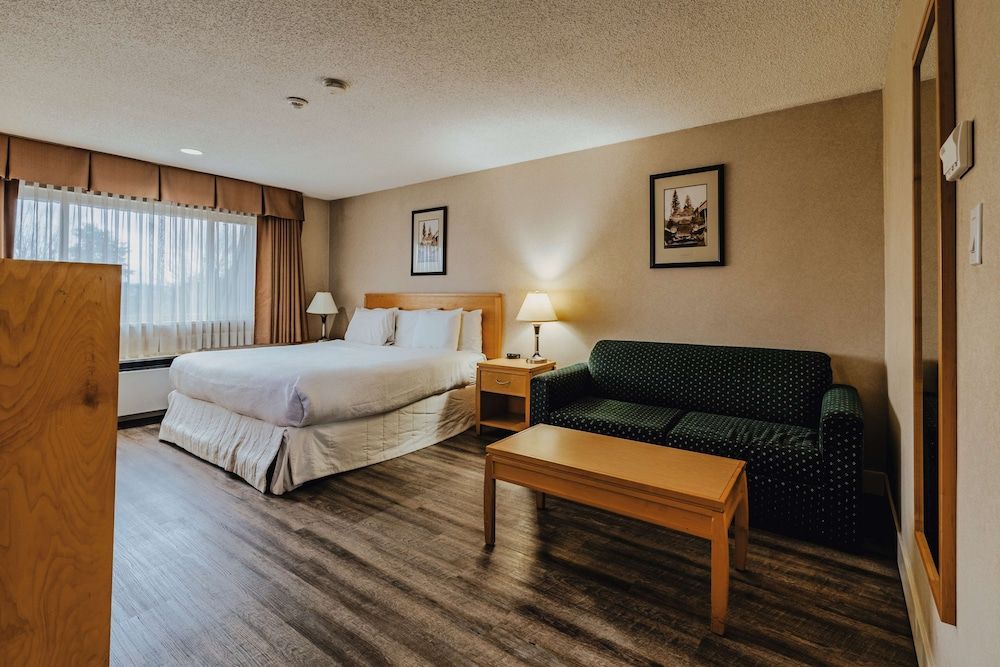SureStay Plus by Best Western Coquitlam Standard Room, 1 King Bed, Non Smoking, Refrigerator & Microwave 2