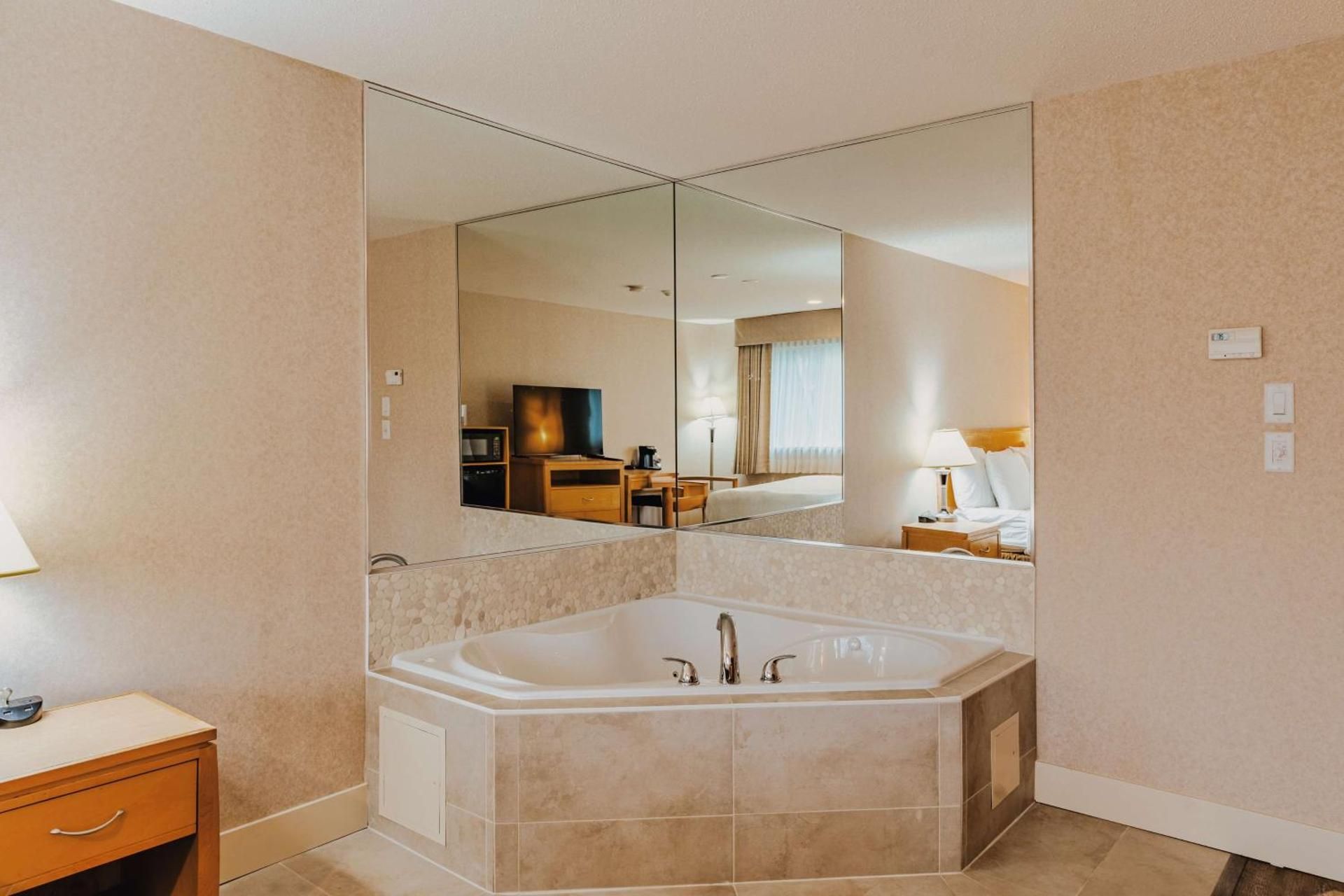 King Suite with Spa Bath - Non-Smoking