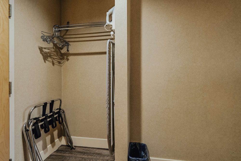 SureStay Plus by Best Western Coquitlam Standard Room, 1 King Bed, Non Smoking, Refrigerator & Microwave 6