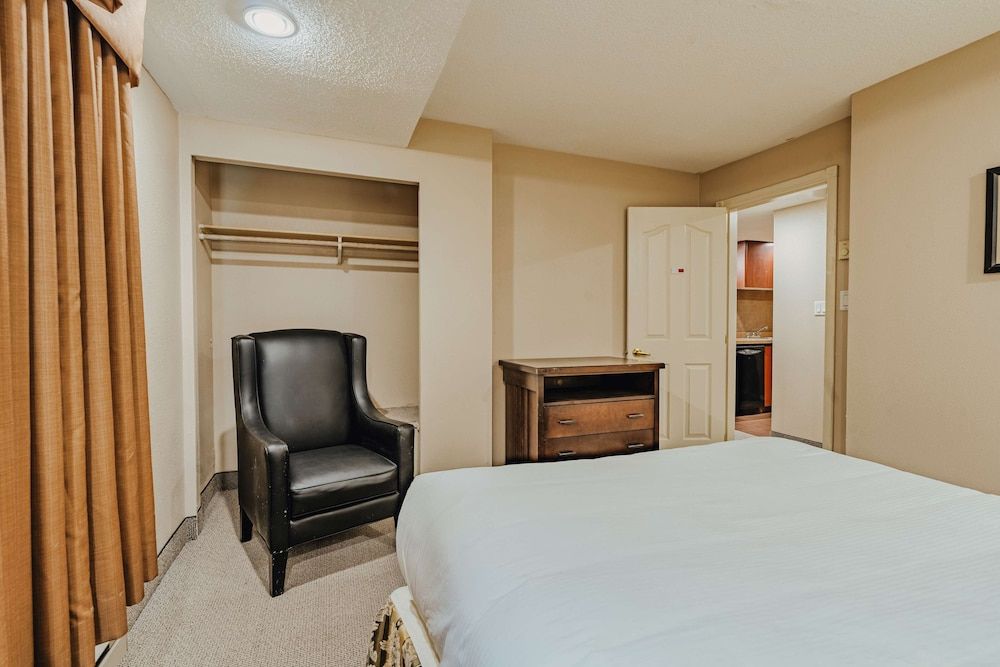 SureStay Plus by Best Western Coquitlam Family Suite, 2 Queen Beds, Non Smoking, Balcony 2