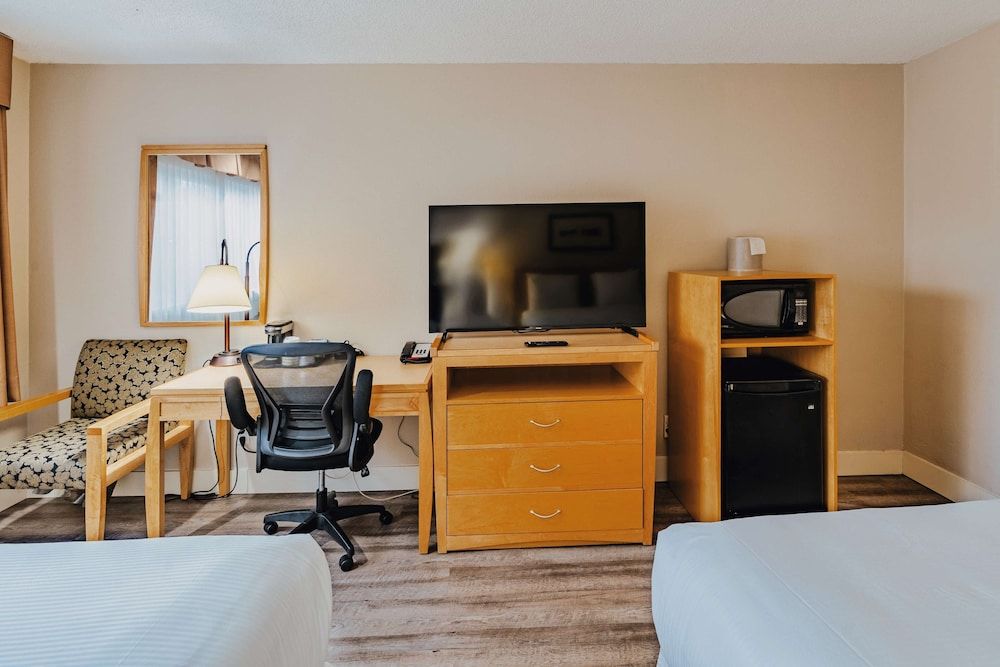 SureStay Plus by Best Western Coquitlam Suite, 2 Queen Beds, Non Smoking, Kitchenette 6
