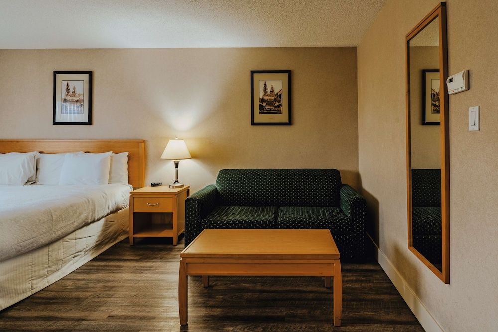 SureStay Plus by Best Western Coquitlam Standard Room, 1 King Bed, Non Smoking, Refrigerator & Microwave 3