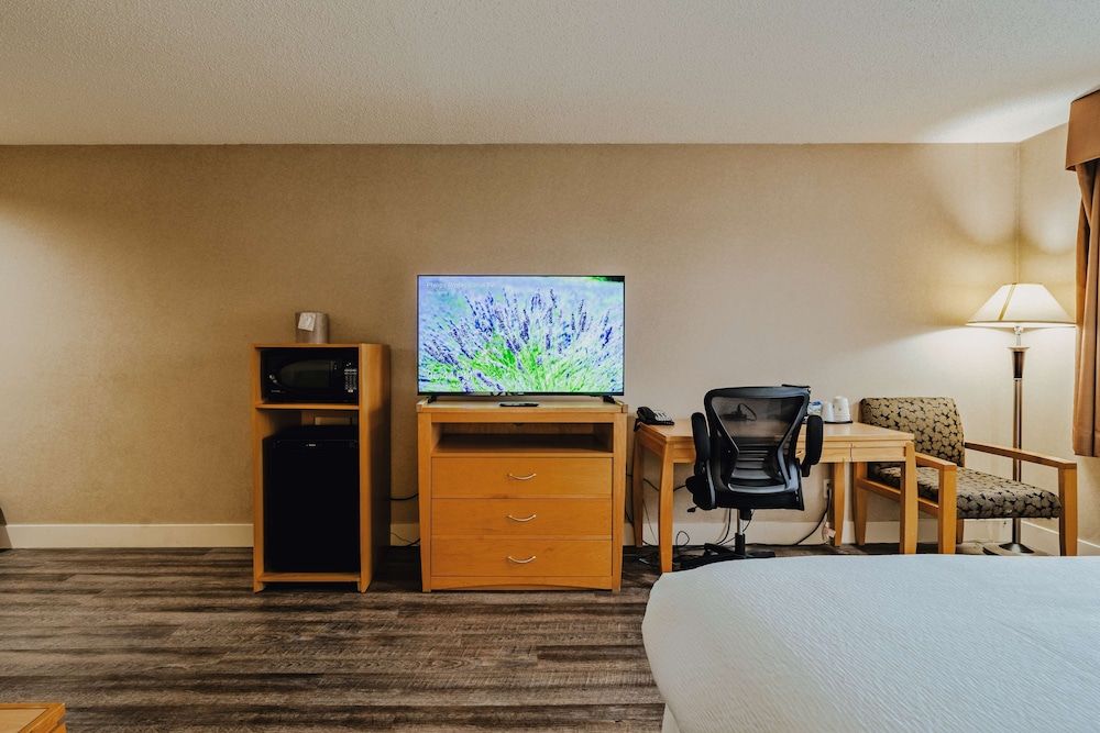 SureStay Plus by Best Western Coquitlam Standard Room, 1 King Bed, Non Smoking, Refrigerator & Microwave 5