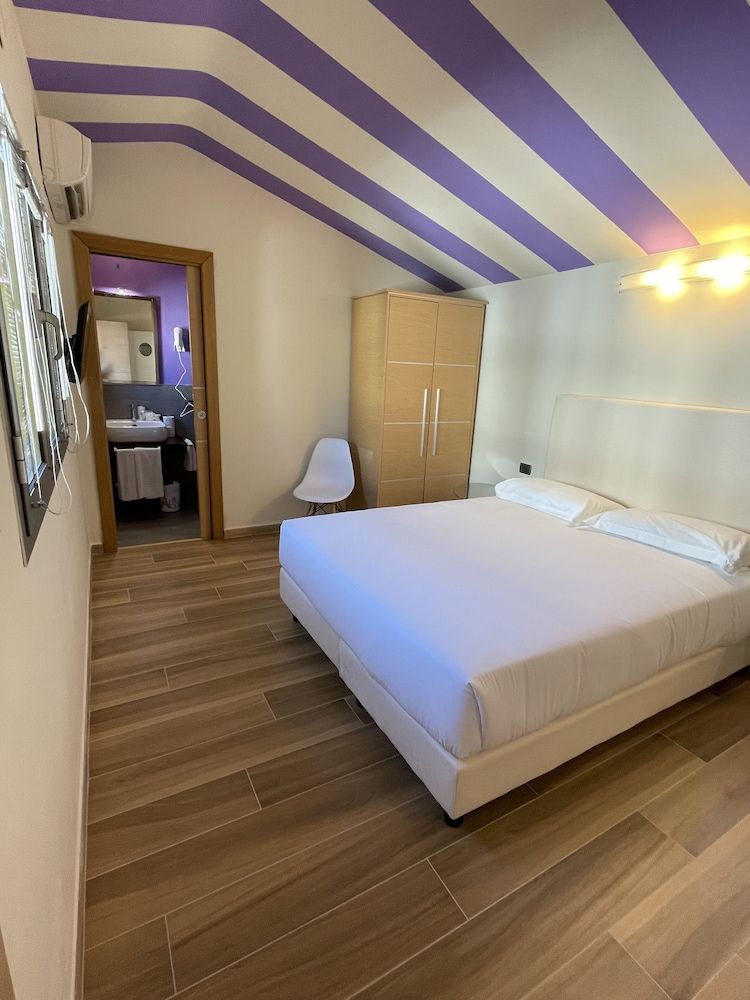 undefined Residence Select Executive 9