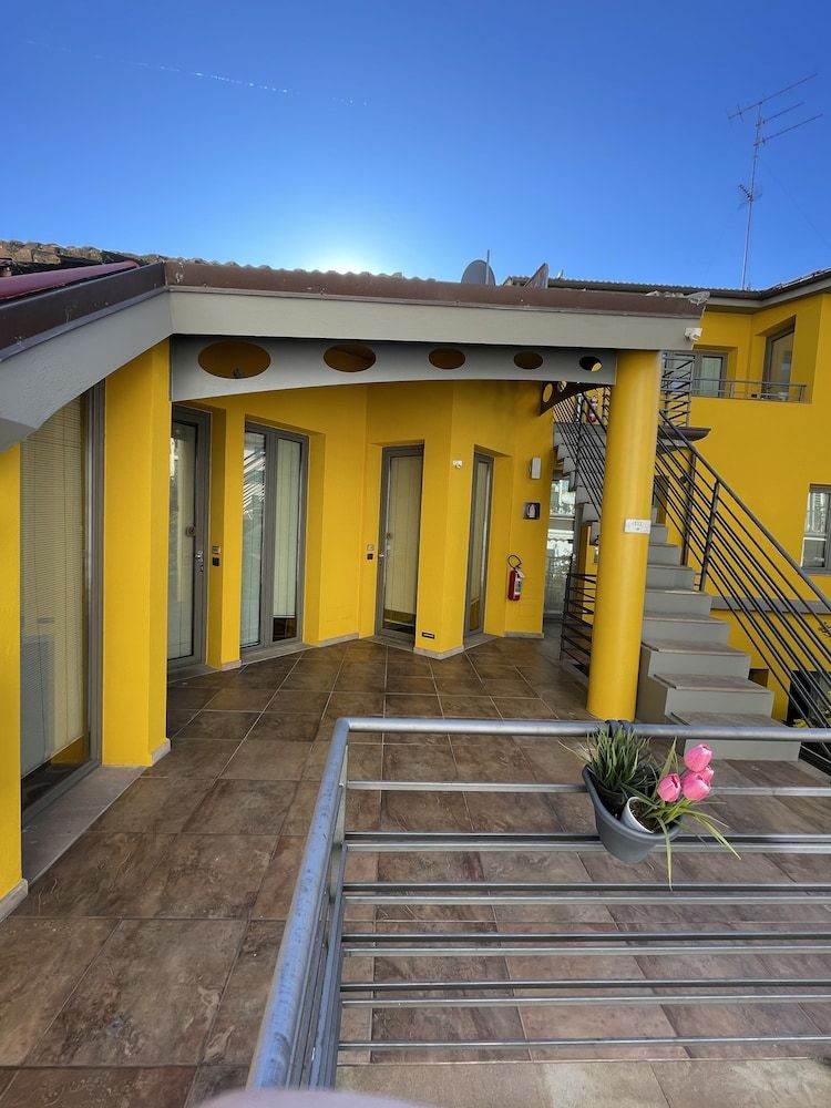 undefined Residence Select Executive 8