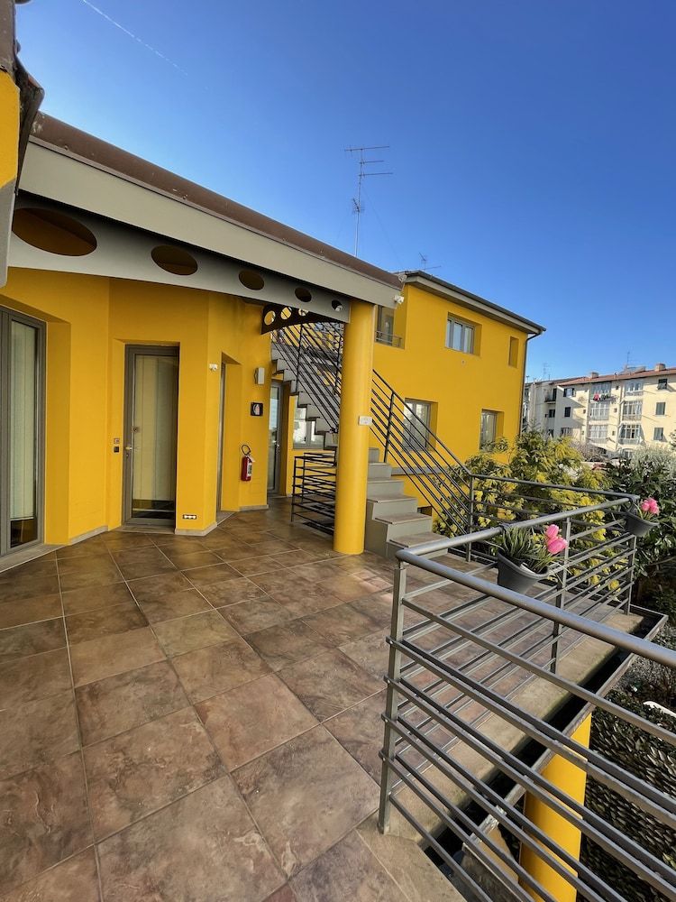 undefined Residence Select Executive 6