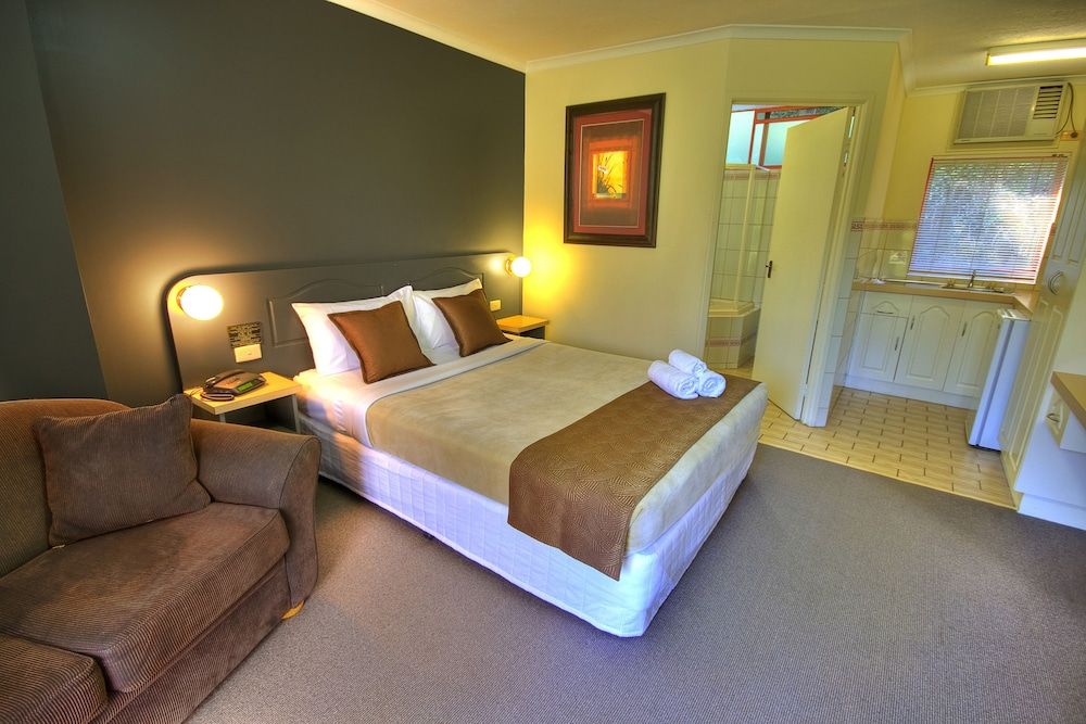 Lorne Coachman Inn Deluxe Queen Spa Room