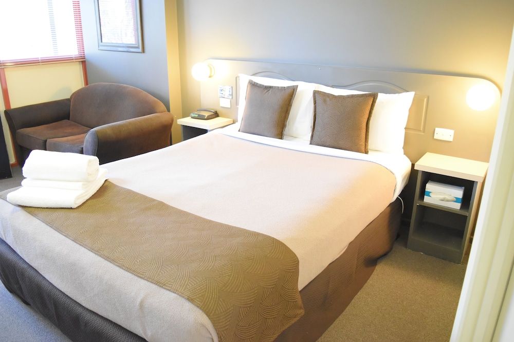 Lorne Coachman Inn Deluxe Queen Spa Room 2