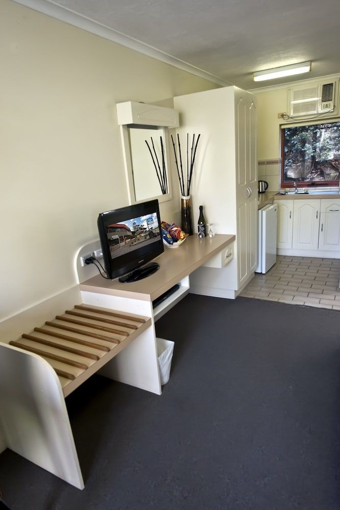 Lorne Coachman Inn Deluxe Queen Spa Room 17