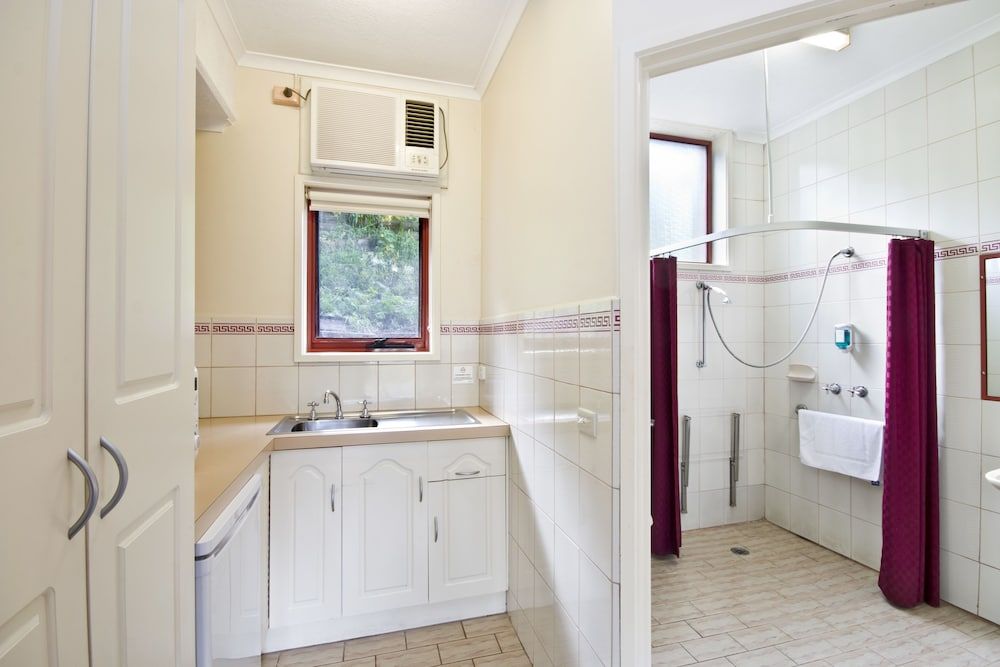 Lorne Coachman Inn Deluxe Queen Spa Room 14