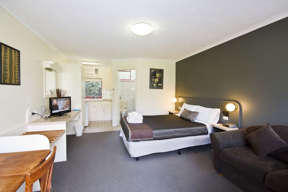 Lorne Coachman Inn Deluxe Queen Spa Room 9