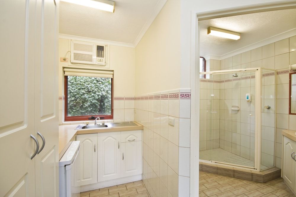 Lorne Coachman Inn Deluxe Queen Spa Room 12