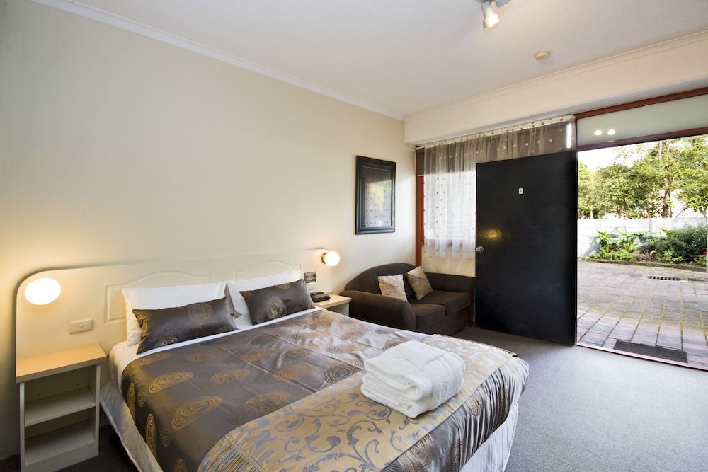 Lorne Coachman Inn Deluxe Queen Spa Room 6