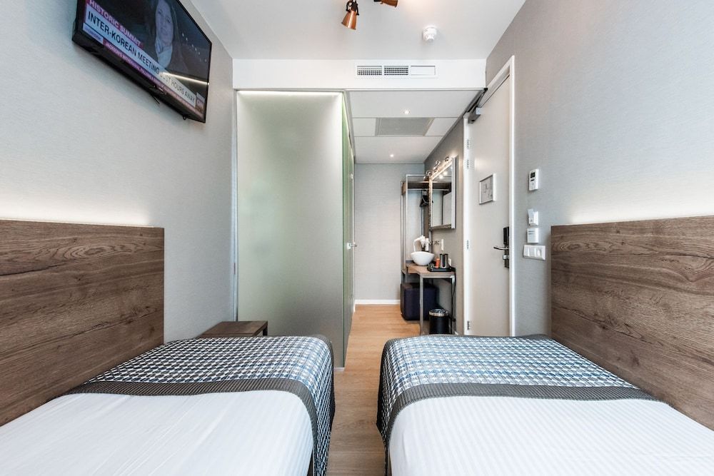 Melrose Hotel Standard Twin Room 2