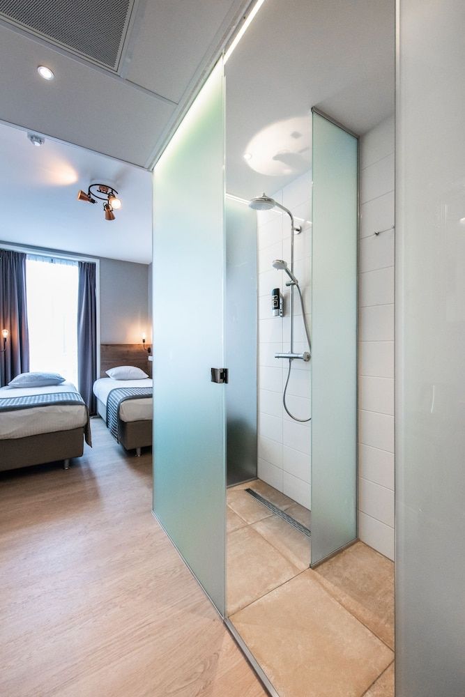 Melrose Hotel Standard Twin Room 9