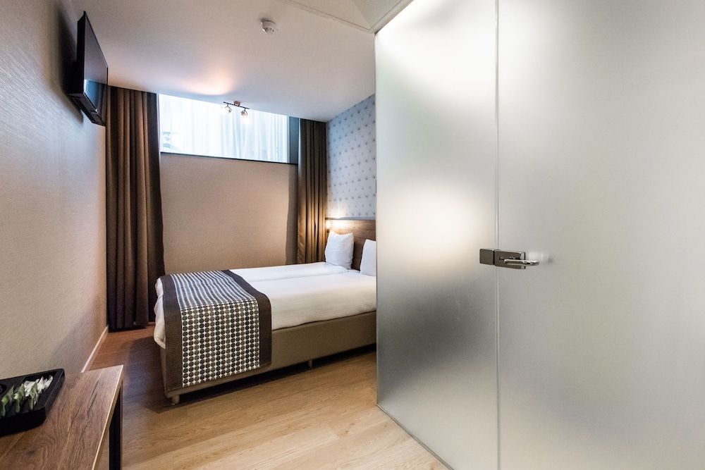 undefined Melrose Hotel 4