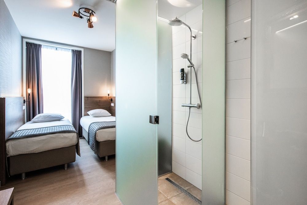 Melrose Hotel Standard Twin Room 8