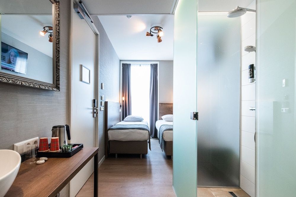 Melrose Hotel Standard Twin Room 14