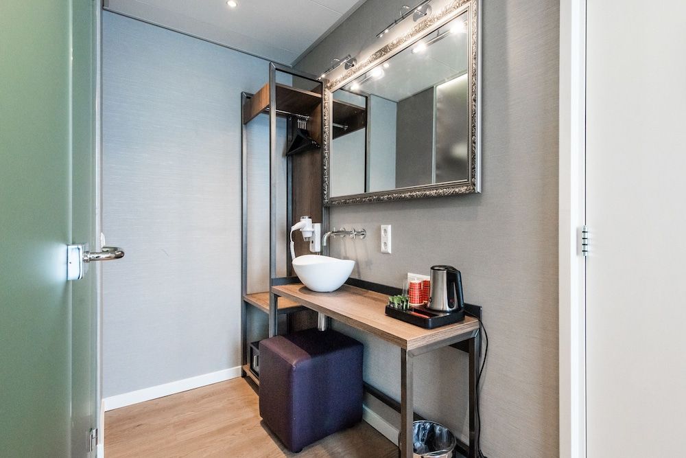 undefined Melrose Hotel 3