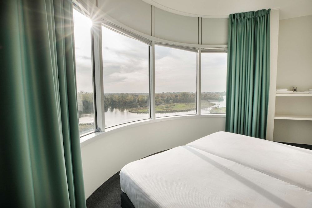 Flonk Hotel Groningen Zuid, BW Signature Collection Comfort Room, Multiple Beds, Non Smoking 3