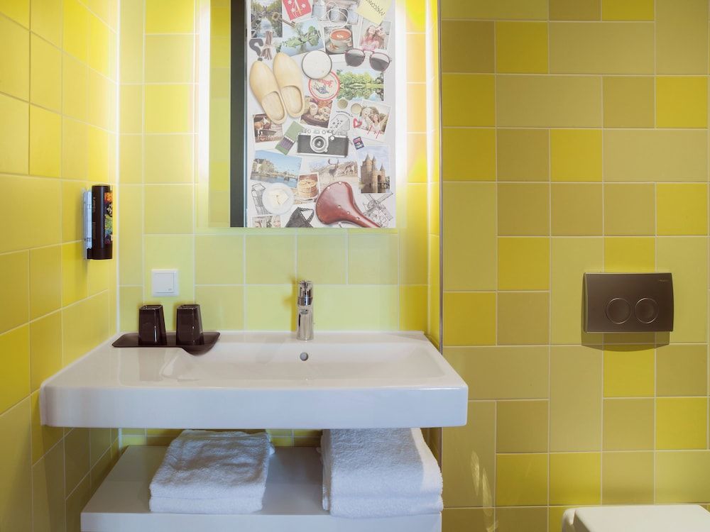 Holiday Inn - the niu, Dairy Haarlem by IHG Standard Room, 1 Queen Bed 4