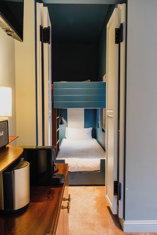 Hotel Monastère Maastricht Family Room, Multiple Beds 7