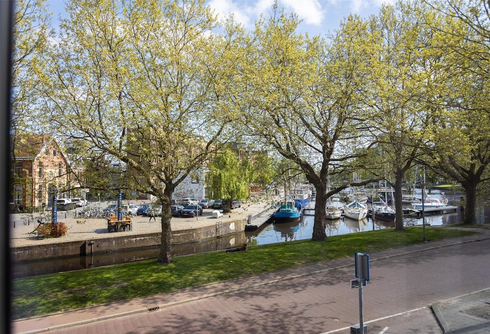 Flonk Hotel Groningen Centre, BW Signature Collection Standard Room, 1 King Bed, Non Smoking 3