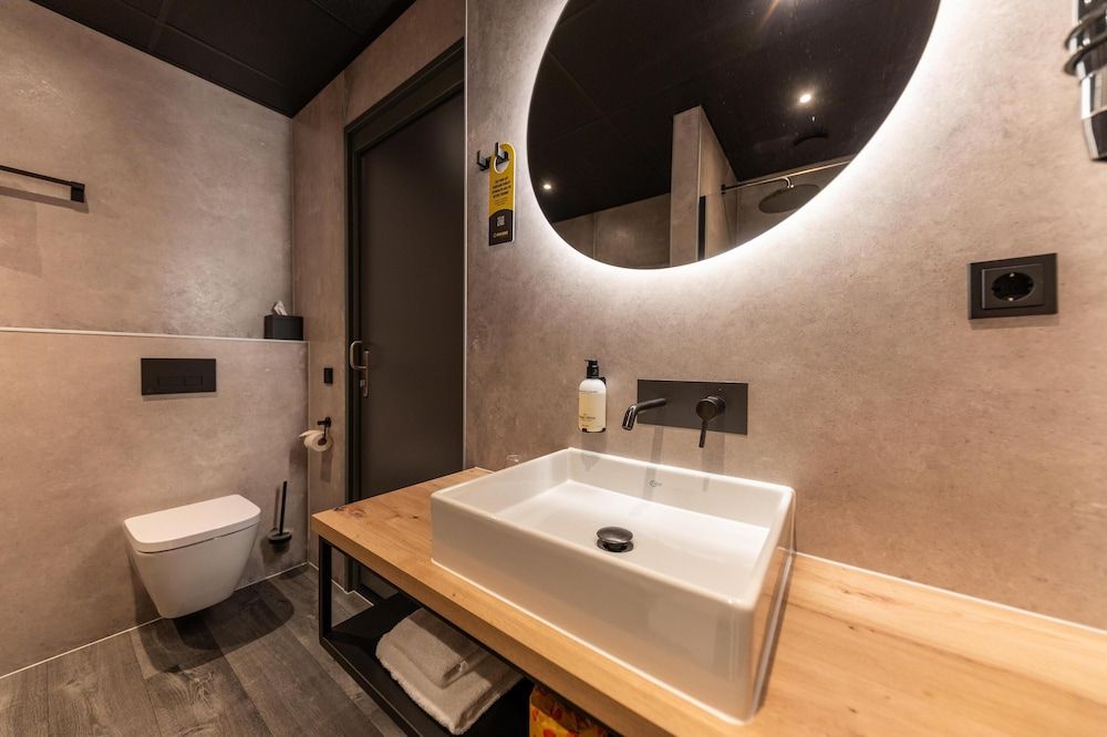 Flonk Hotel Groningen Centre, BW Signature Collection Standard Room, 1 King Bed, Non Smoking 6