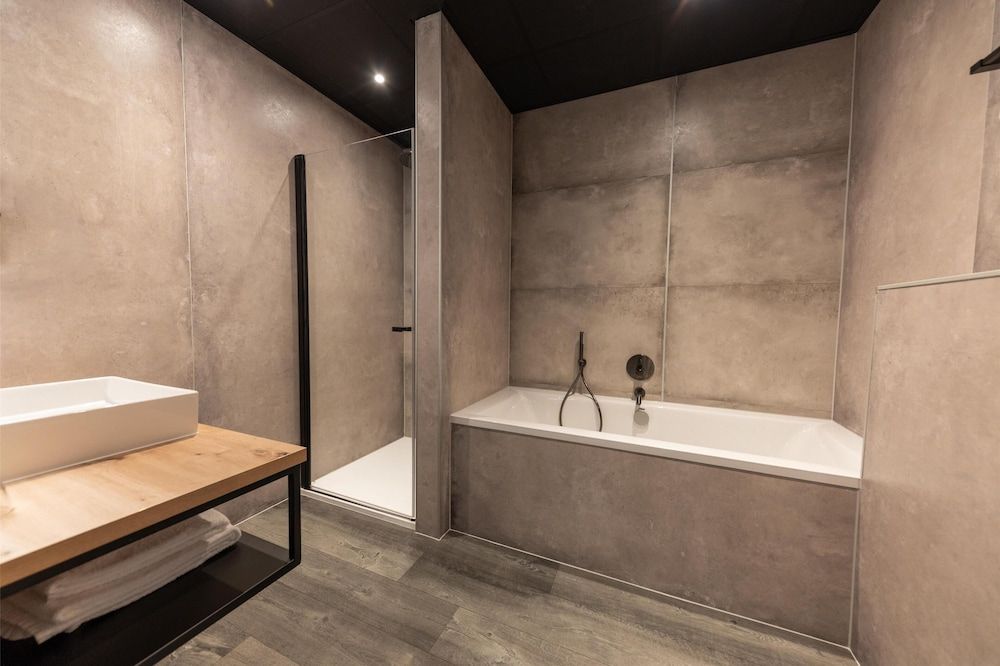 Flonk Hotel Groningen Centre, BW Signature Collection Standard Room, 1 King Bed, Non Smoking 5