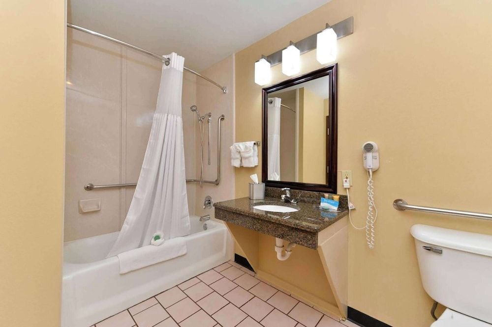 Baymont by Wyndham Ardmore I-35 Suite, 1 King Bed, Accessible, Non Smoking (Mobility, Tub w/ Grab Bar) 2