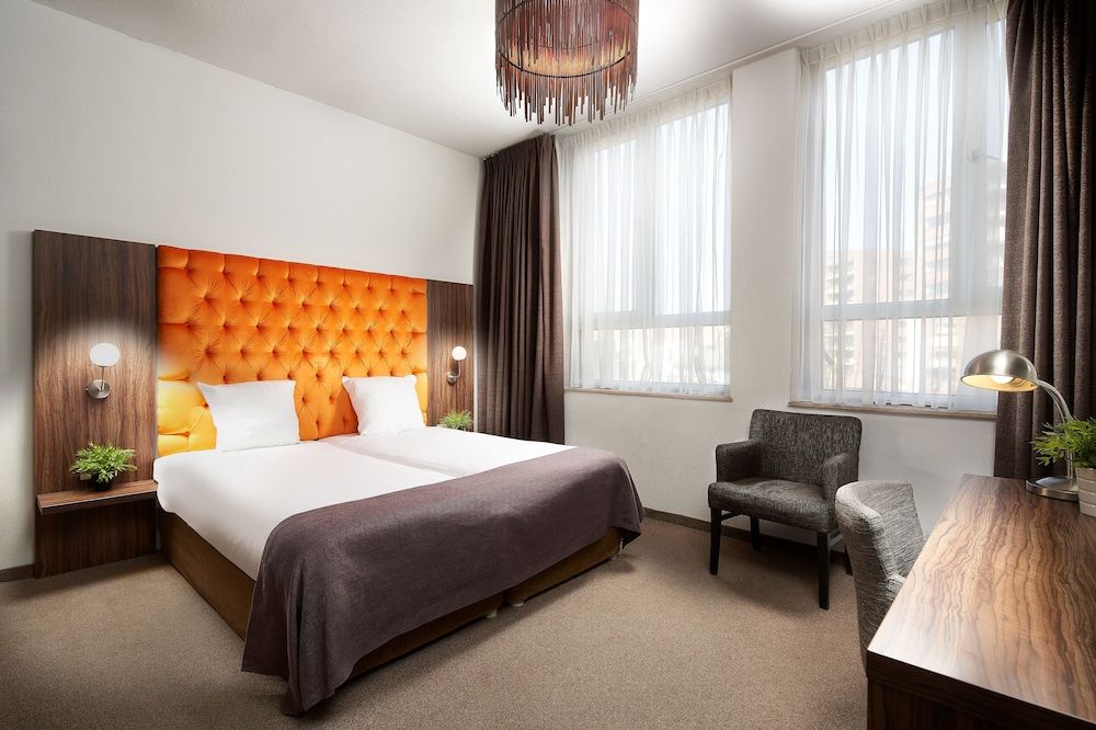 undefined Hotel La Reine 2