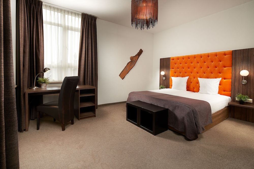 undefined Hotel La Reine 4